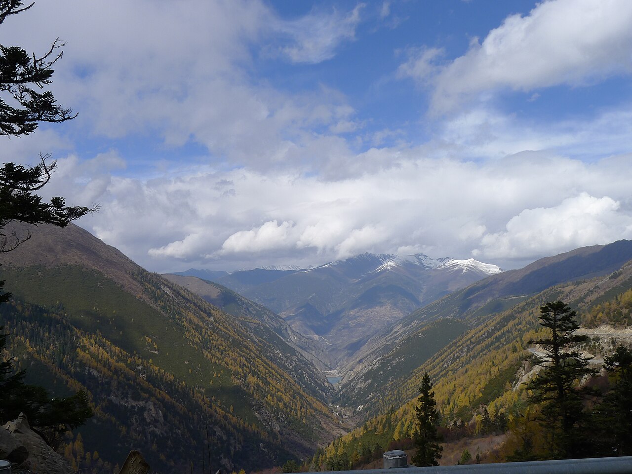 2013年拍摄的夹金山秋色:山谷两侧林木与远处雪山,作为当代环境参照