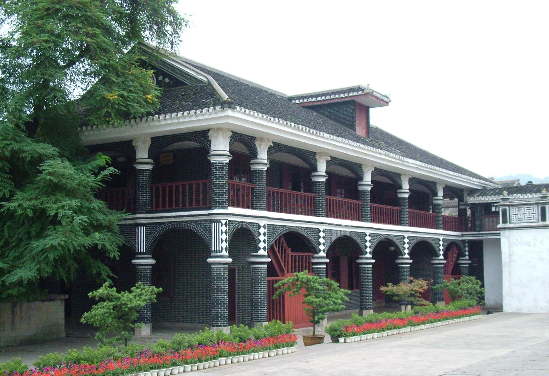 遵义会议会址当代实景,青瓦白墙的两层建筑
